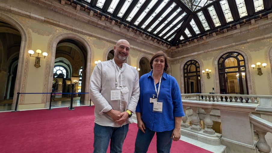 Hombre y mujer en el Parlamento
